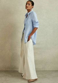 Reiss CAMPBELL LONG SLEEVE - Užsagstoma palaidinė - blue