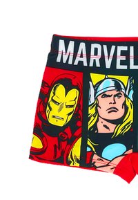 Pantaloni da bagno rossi con personaggi Marvel Iron Man e Thor, caratterizzati da audaci grafiche in stile fumetto e una vita nera con la scritta "MARVEL."