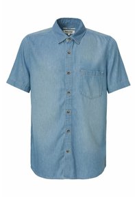 Camisa de mezclilla de manga corta en azul claro con cuello abotonado, bolsillo frontal y botones marrones. Textura suave con un corte clásico.