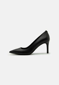 Crne visoke potpetice od glatke kože, s povijenim vrhom i vitkim stiletto potpeticama. Minimalistički dizajn bez vidljivih ukrasa.