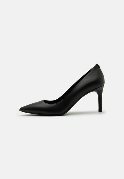 Escarpin noir à talon haut en cuir lisse, présentant un bout pointu et un talon stiletto fin. Design minimaliste sans ornements visibles.
