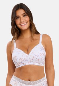 Soutien-gorge blanc avec motif floral en rose et bleu, bord en dentelle le long de l'encolure et des bretelles, tissu doux, et forme de tasse triangulaire.