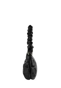Sac à main en cuir noir avec une poignée texturée et plissée. La base est arrondie, avec une finition lisse et des détails de couture prononcés.