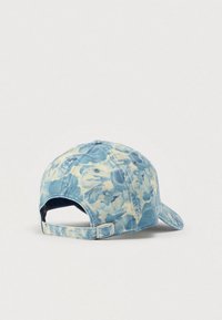 Τζιν καπέλο με floral μοτίβο σε ανοιχτό μπλε και κρεμ χρώμα. Διαθέτει καμπυλωτό γείσο και ρυθμιζόμενο λουράκι με μεταλλικό κούμπωμα στο πίσω μέρος.