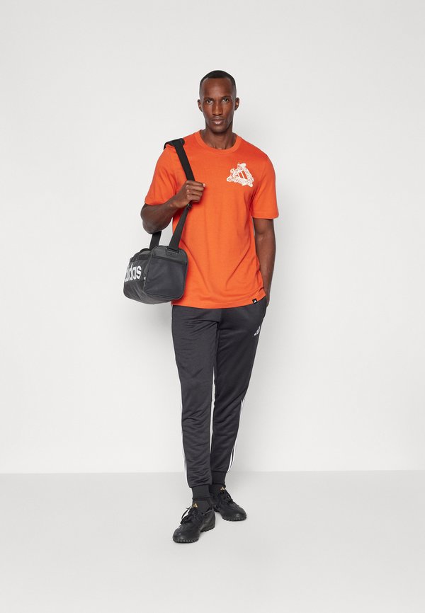 FOOTBALL KICKS GRAPHIC - Print T-shirt2