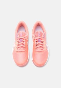 Les chaussures de sport roses présentent une tige en maille, un bout arrondi, des accents blancs et des semelles texturées. Des lacets assortis complètent le design.