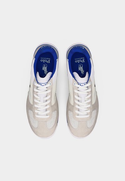 Λευκά και ανοιχτόγριζα αθλητικά παπούτσια Polo Ralph Lauren με εσωτερική επένδυση μπλε και λευκά κορδόνια, απεικονιζόμενα από άνω όψη.