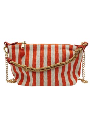 Petit sac rectangulaire en tissu avec des rayures verticales orange et blanches, une fermeture éclair dorée, une bandoulière en chaîne dorée et un détail en corde beige nouée.