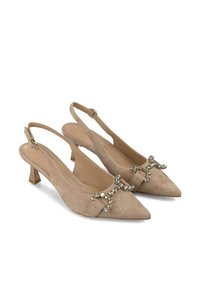 Scarpe slingback in suede beige con punta affusolata, tacco basso a blocco e un'ornamentazione metallica decorativa con strass.
