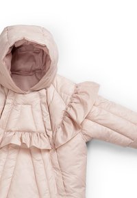 Mjukt rosa jacka med en strukturerad huva och volangdetaljer. Har vadderade mönster och elastiska ärmslut för en tät passform.