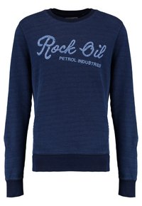 Námořnická modrá mikina s dlouhými rukávy, žebrovanými manžetami a lemem, s nápisem "Rock Oil Petrol Industries" v světle modré barvě přes přední stranu.