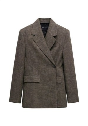 Blazer marrón de un solo botón con solapas entalladas, bolsillos con solapa y un corte ajustado.