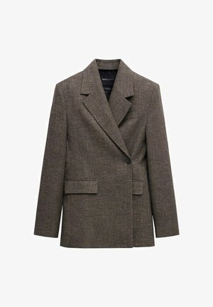 Blazer marrón de un solo botón con solapas entalladas, bolsillos con solapa y un corte ajustado.