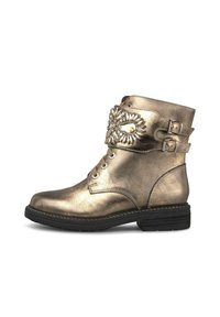 Bottine bronze métallique avec une finition texturée, un laçage à l'avant et des sangles décoratives ornées d'un accent floral et d'ornements métalliques.