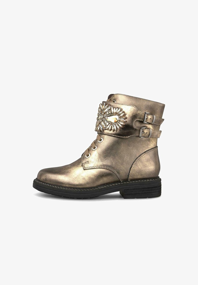 Bottine bronze métallique avec une finition texturée, un laçage à l'avant et des sangles décoratives ornées d'un accent floral et d'ornements métalliques.