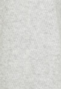 Maglione grigio chiaro realizzato in tessuto morbido, con un motivo a rombi testurizzato su tutta la superficie e una finitura liscia e opaca.