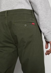 Levi's® Chinos - mossy green