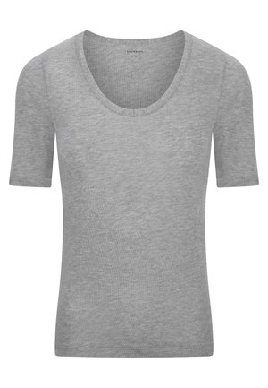 Camiseta gris de manga corta hecha de tela suave, con un escote en forma de lágrima y una textura lisa, con un detalle de costura mínimo.
