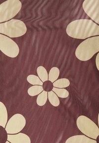 Tecido em vinil com um fundo bordô, apresentando grandes flores de cor creme e formas de pétalas abstratas, criando um padrão ousado e divertido.