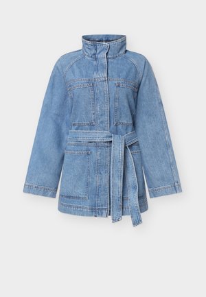 Világoskék farmerdzseki magas gallérral, hosszú ujjakkal, két mellkasi zsebbel, két alsó zsebbel és a derékon megkötött, azonos anyagból készült övvel.