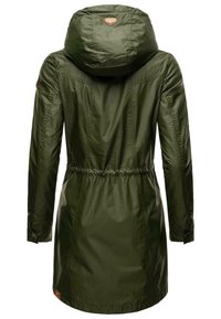 Olivegrön damparka i lättviktigt material, med huva, elastisk midja, lång ärm och en logotyp på baksidan.