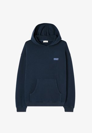 Navyblauer Kapuzenpullover aus strukturierter Stoff, mit einer Fronttasche und kleinem Logo auf der Brust. Das Design enthält gerippte Bündchen.