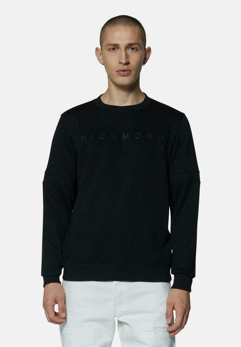 Felpa nera in misto cotone. Presenta un collo rotondo, maniche lunghe e logo "RICHMOND" in rilievo sulla parte anteriore. Design semplice, texture morbida.