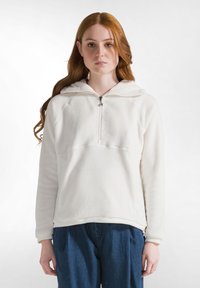 Sudadera de felpa blanca con capucha y media cremallera en la parte delantera. Confeccionada con mangas raglán y un bolsillo tipo canguro. Textura suave y diseño casual.