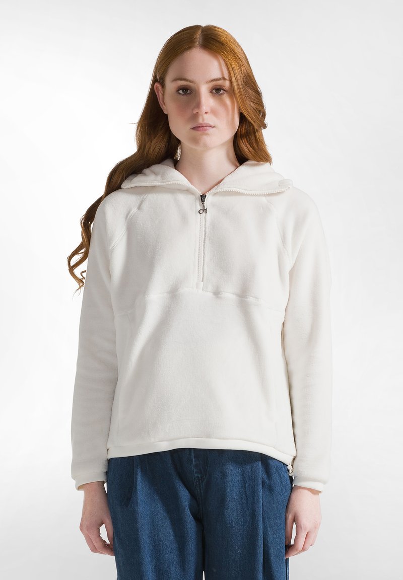 Sudadera de felpa blanca con capucha y media cremallera en la parte delantera. Confeccionada con mangas raglán y un bolsillo tipo canguro. Textura suave y diseño casual.
