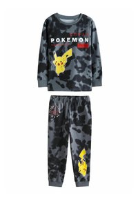 Pilkos ir juodos raštuotos pižamos komplektas, kuriame yra ilgomis rankovėmis marškiniai su Pikachu grafika ir kelnes su panašiu dizainu bei teksto akcentais.