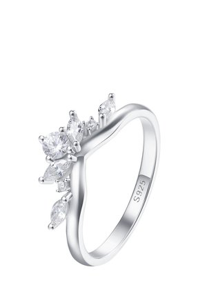 Silberner Ring mit der Markierung S925 und einem geschwungenen Band, das sieben klare Marquise- und Rundschliffsteine asymmetrisch auf einer Seite anordnet.