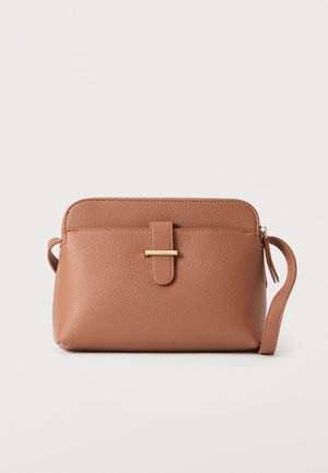 Sac bandoulière en cuir texturé marron avec une sangle frontale et un détail barre doré, ainsi qu'une sangle d'épaule réglable.