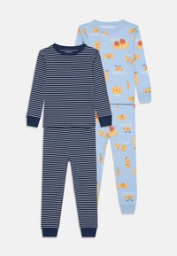 Zwei Sets Kinderpyjamas. Das eine ist dunkelblau mit weißen Streifen; das andere ist hellblau mit Cartoon-Essen-Mustern und Text. Weicher Stoff.