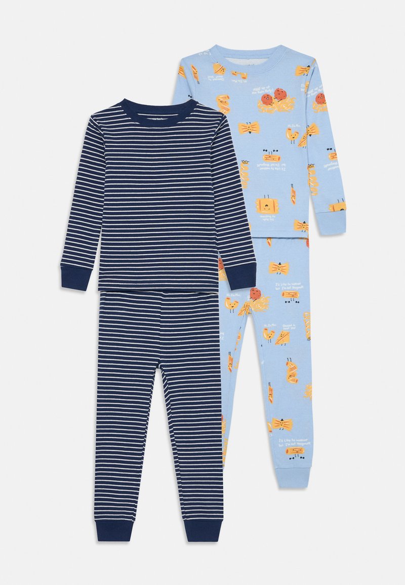 Dos conjuntos de pijamas para niños. Uno es azul oscuro con rayas blancas; el otro es azul claro con patrones de comida de dibujos animados y texto. Tejido suave.