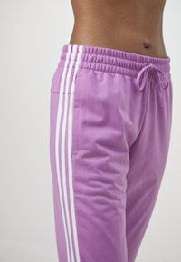 adidas Sportswear ESSENTIALS 3-STRIPES - Treniņtērps - preloved purple/white