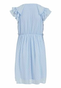 Ljusblå klänning med korta volangärmar, samlad midja och strukturerad prickmönstring över hela. Mjuk, lätt tyg.