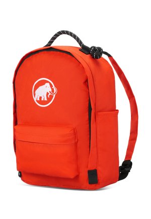 Jasno pomarańczowy plecak z przednią kieszenią na zamek błyskawiczny, boczną kieszenią, czarno-białą rączką oraz białym logo mamuta na przodzie.