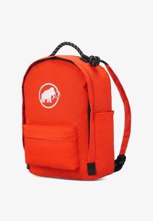 Jasno pomarańczowy plecak z przednią kieszenią na zamek błyskawiczny, boczną kieszenią, czarno-białą rączką oraz białym logo mamuta na przodzie.