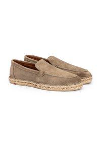 Beige ruskind loafers med en tekstureret finish, der har en vævet jute-sål og subtile stikninger. Slip-on design uden snørebånd.