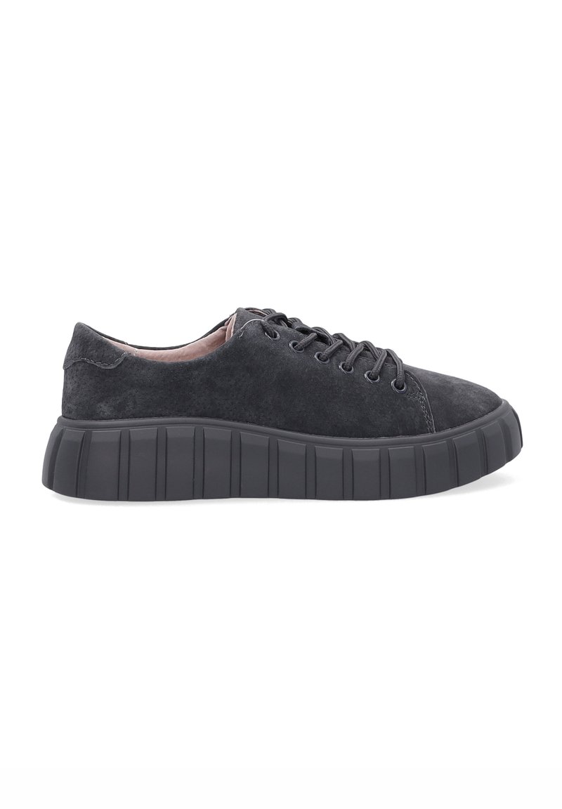 Schwarze Wildledersneaker mit abgerundetem Zehenbereich, Schnürdesign und dickem, geripptem Gummisohle. Innenfutter aus kontrastierendem, hellem Material.