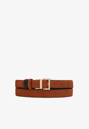 Ceinture en cuir marron daim avec une boucle rectangulaire dorée et une boucle noire, présentée enroulée sur un fond blanc.