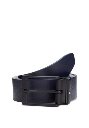 Ciemnoniebieski skórzany pasek zwinięty z czarną prostokątną klamrą oraz małym detalem z czerwono-biało-niebieską flagą po boku.