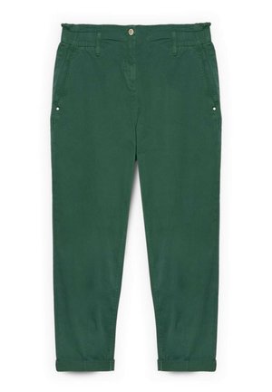 Vihreät rento housut, joissa edessä nappi, vyölenkit, sivutaskut napin yksityiskohdalla ja käännetyt lahkeet.