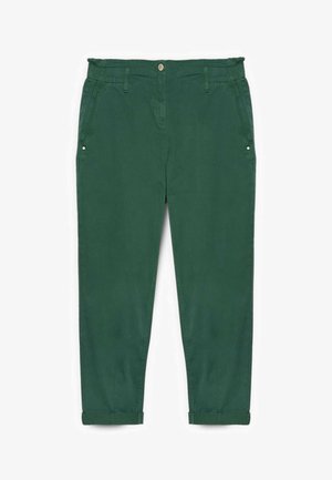 Vihreät rento housut, joissa edessä nappi, vyölenkit, sivutaskut napin yksityiskohdalla ja käännetyt lahkeet.