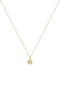 Goldkette mit einer zarten Kette und einem runden Anhänger, der eine strukturierte Oberfläche und ein erhabenes "M" in der Mitte aufweist.