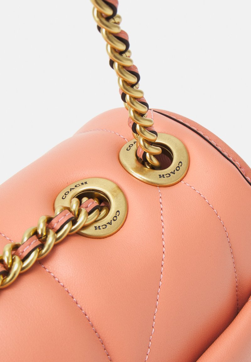 Damen Handtaschen | Coach QUILTED PILLOW MADISON SHOULDER Umhängetasche light coral/koralle - AT32232 Damen Handtaschen | Coach QUILTED PILLOW MADISON SHOULDER Umhängetasche light coral/koralle - AT32232