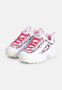 Zapatillas blancas con cordones rosas y un acento de estampado de leopardo. Suela de goma reforzada y materiales texturizados crean un diseño distintivo.