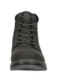 Svart ankelsko med en texturerad syntetisk ovandel, rund tå, förstärkt tåhätta och kontrasterande svarta och grå snören. Gummisulor med bra grepp.