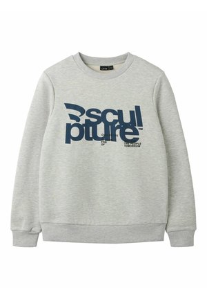 Sweat-shirt gris clair à col rond avec un design de texte abstrait bleu marine indiquant « "Sculpture" » et un texte plus petit en dessous à l'avant.