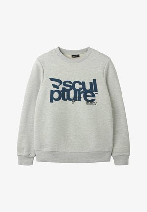 Sweat-shirt gris clair à col rond avec un design de texte abstrait bleu marine indiquant « "Sculpture" » et un texte plus petit en dessous à l'avant.